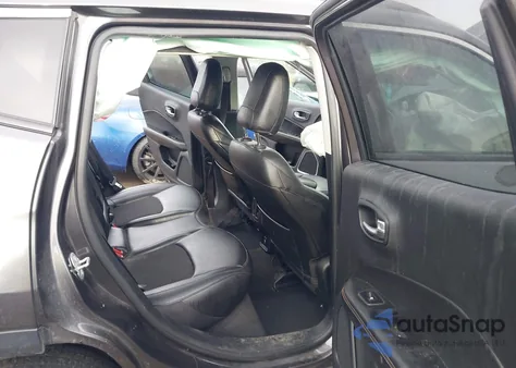 2021 Jeep Compass Latitude 4X4 z USA, uszkodzony, nr VIN 3C4NJDBB3MT601971